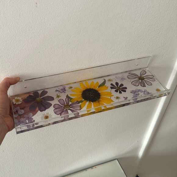 Acrylic floating shelf with real hand picked and pressed flower design - Picture 5 of 7
